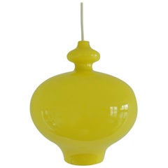 Lampe à suspension en verre jaune de Hans Agne Jakobsson, fabriquée en Suède, années 1960
