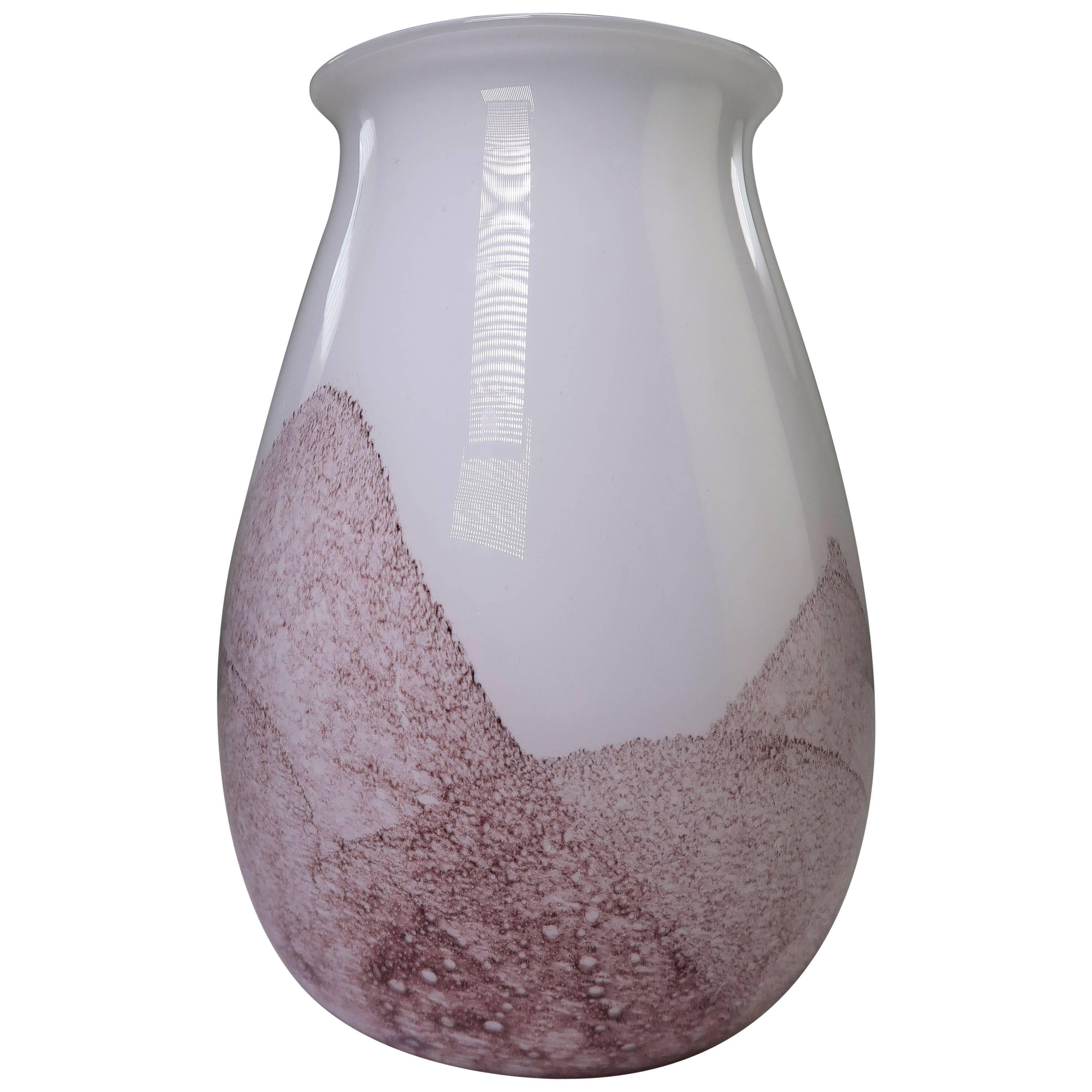 Vase en verre d'art blanc opalin et mulberry de Holmegaard des années 1960