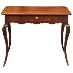 Beistelltisch aus französischer Eiche im Louis-XV-Stil aus den 1820er Jahren mit einer Schublade und Cabriole-Beinen