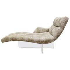 Original Vladimir Kagan "Erica" Chaise Lounge auf Lucite Basis In Greige Stoff