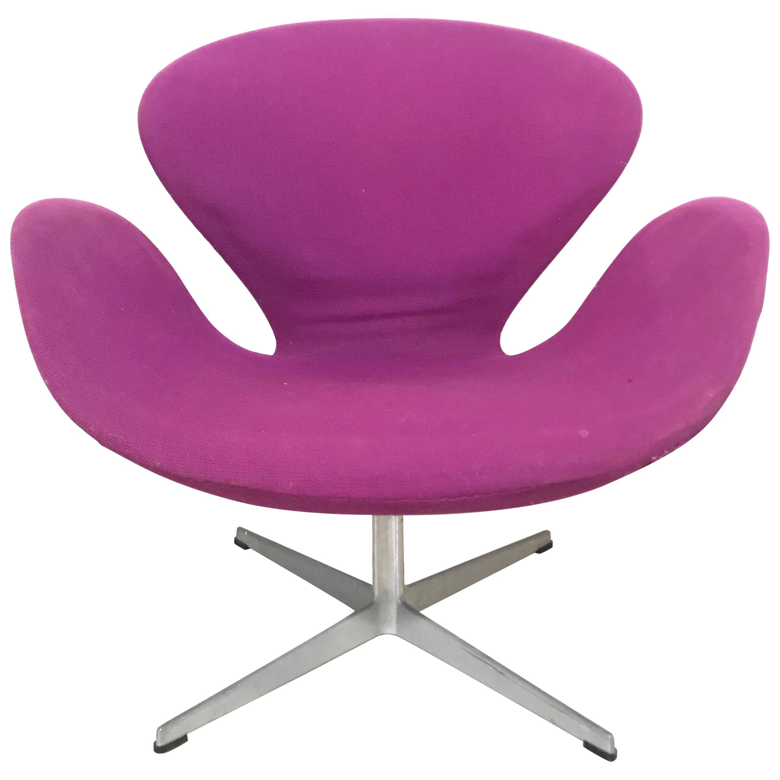 Original Arne Jacobsen “Swan” Chair No. 7105 for Fritz Hansen