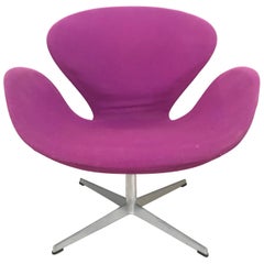 Original Arne Jacobsen “Swan” Chair No. 7105 for Fritz Hansen