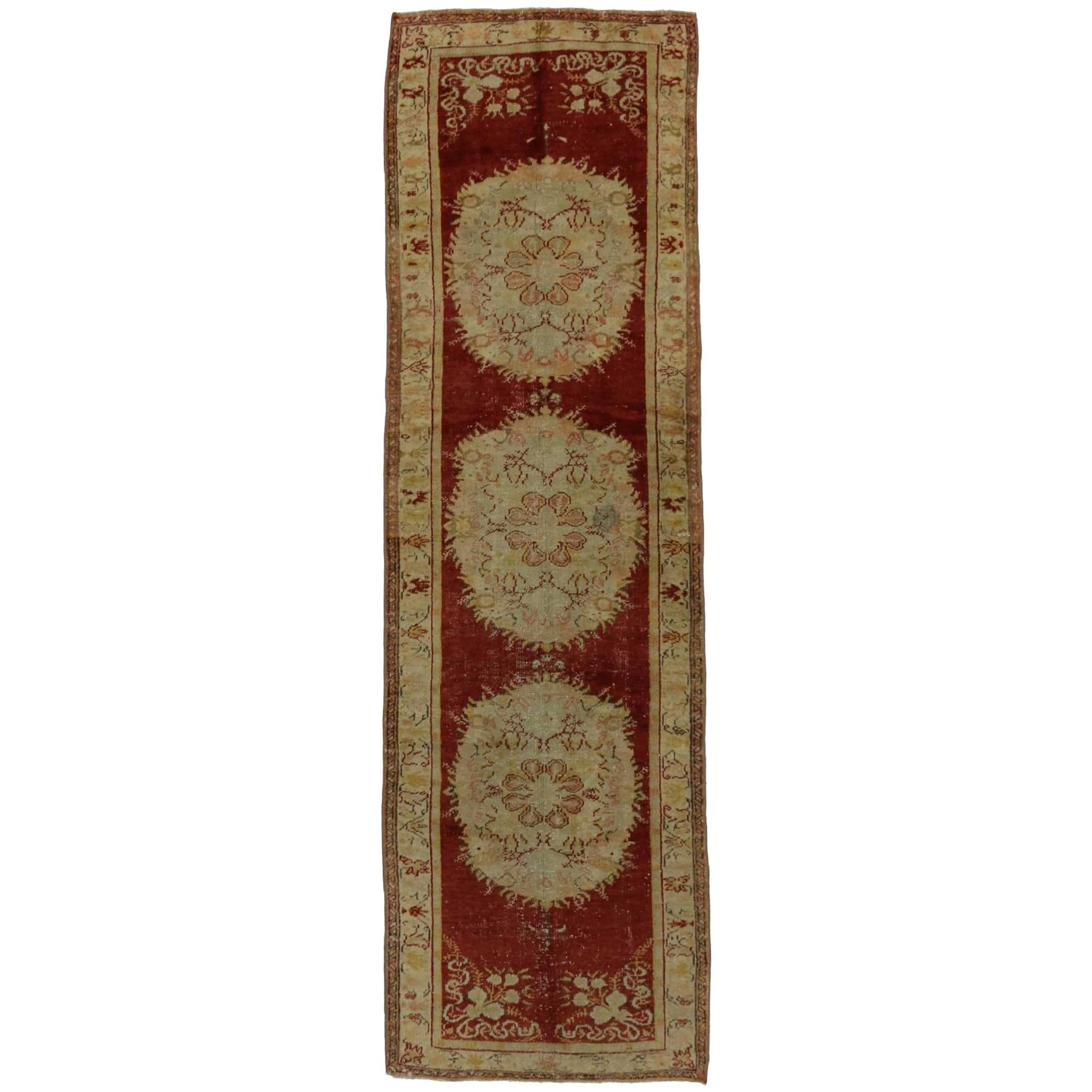 Tapis de couloir turc Oushak vintage vieilli avec style provincial français et rococo en vente