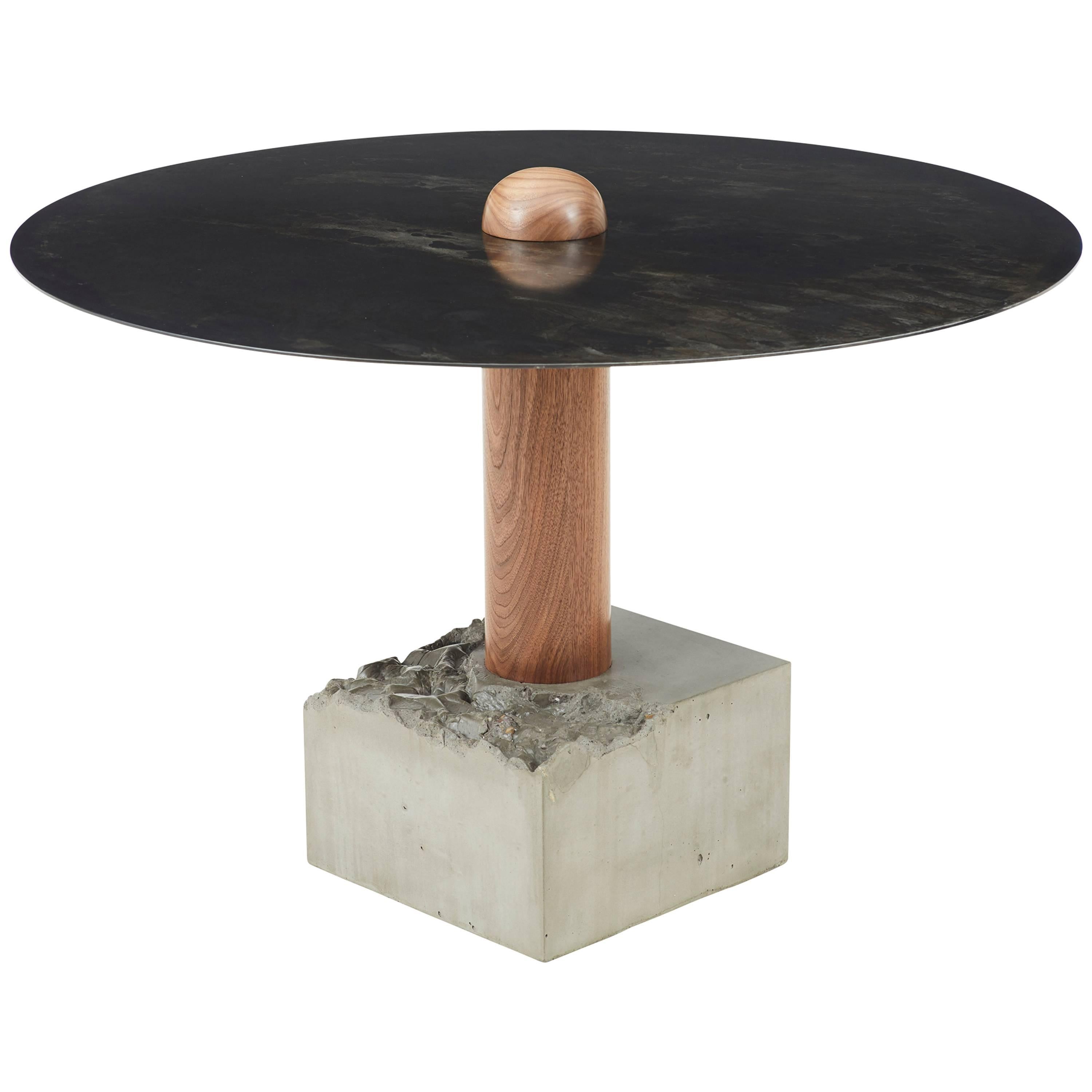 Table de salle à manger ronde RT-1 avec plateau en acier, poteau en bois de noyer massif et base en béton