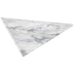 Planche à découper et plateau de service triangulaire en marbre blanc