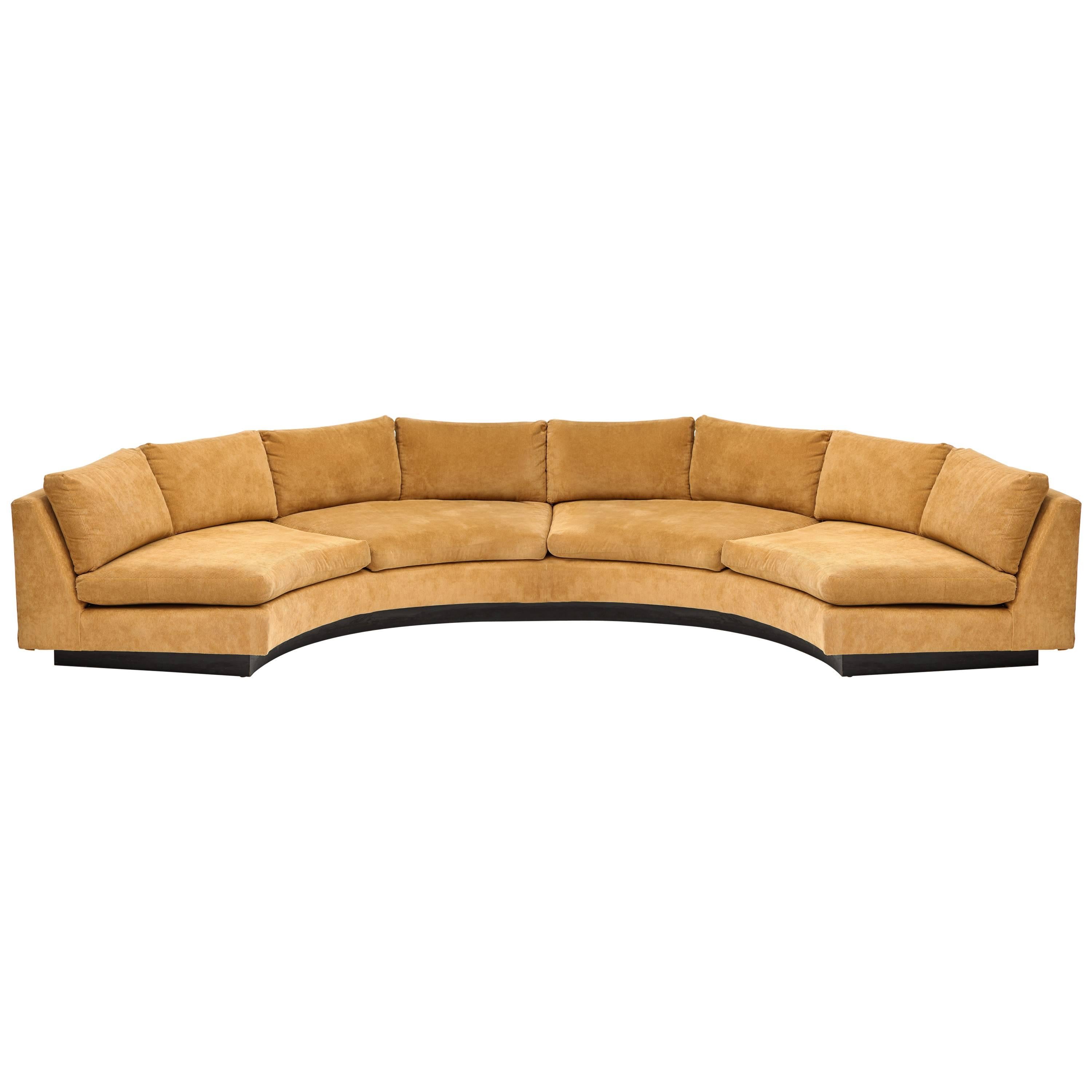 Milo Baughman halbrundes zweiteiliges Sofa:: karamellfarbener Kordbezug:: 1980er Jahre
