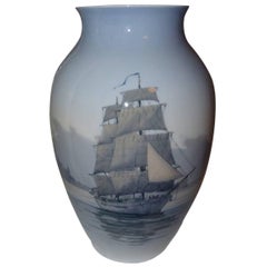 Royal Copenhagen Vase unique par Theodor Kjølner de 1942 avec bateau