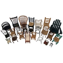 Colección francesa vintage de 24 sillas en miniatura de materiales variados