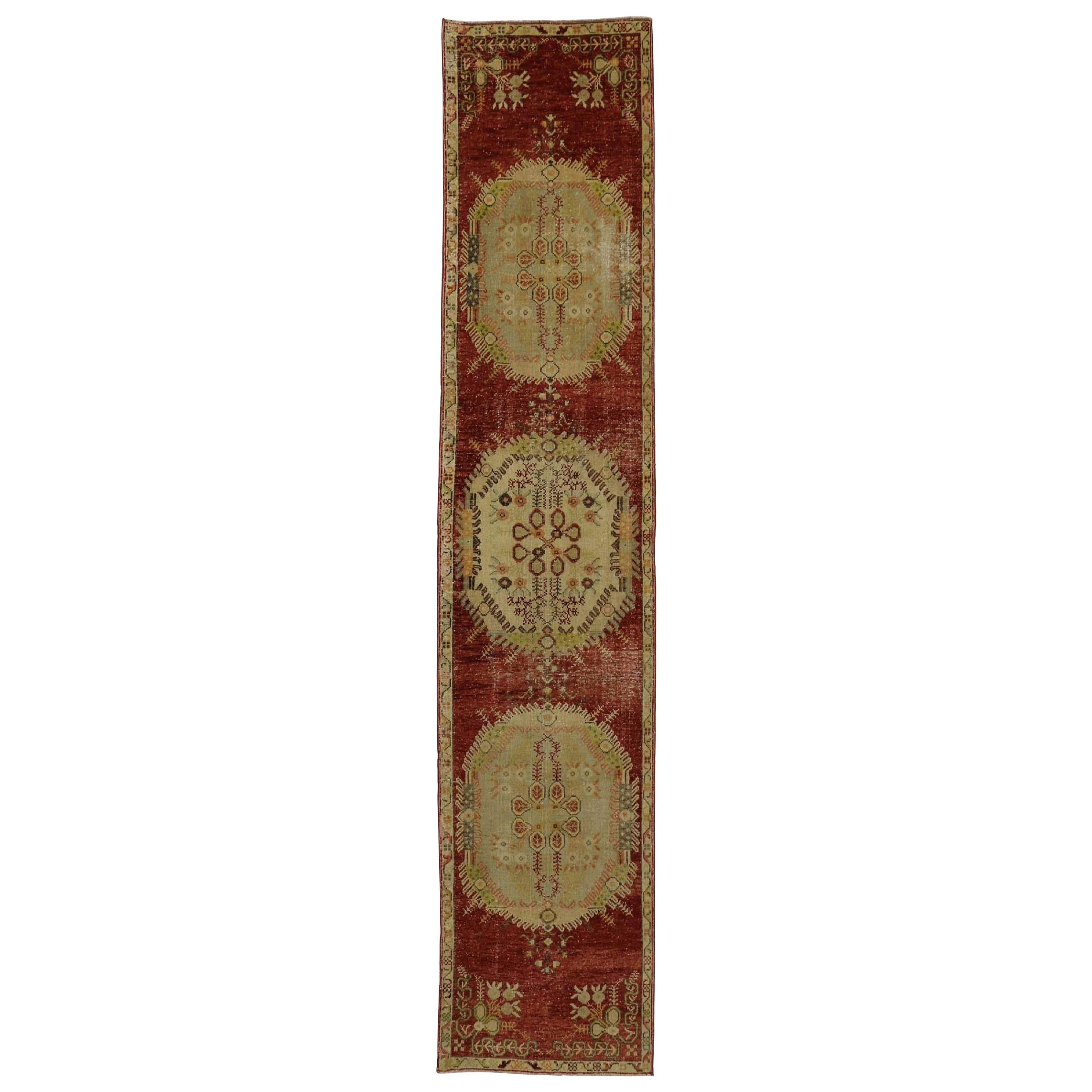 Tapis de couloir turc Oushak vintage vieilli avec style provincial français et rococo