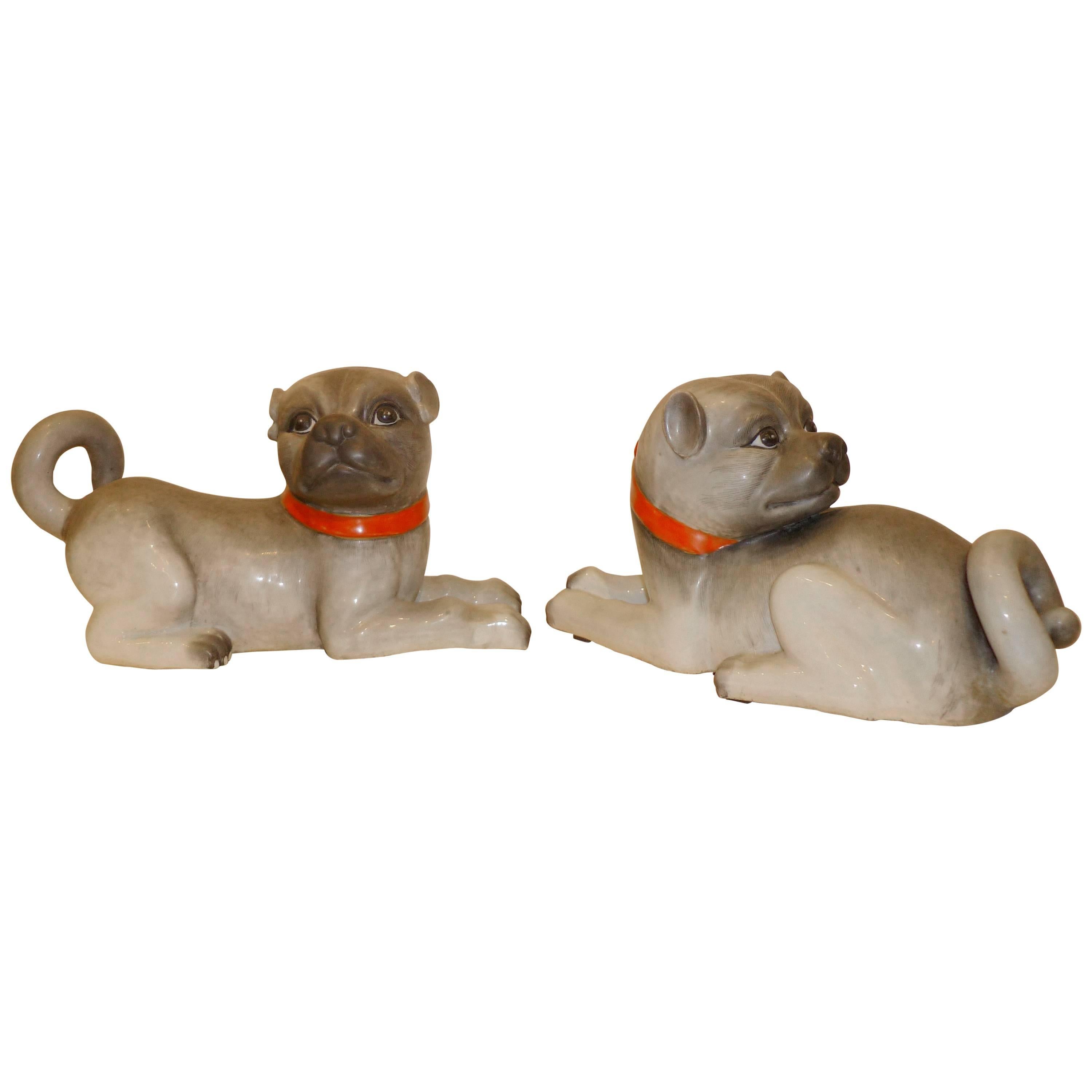 Paire de chiens en porcelaine finement modelés et vieillis en vente