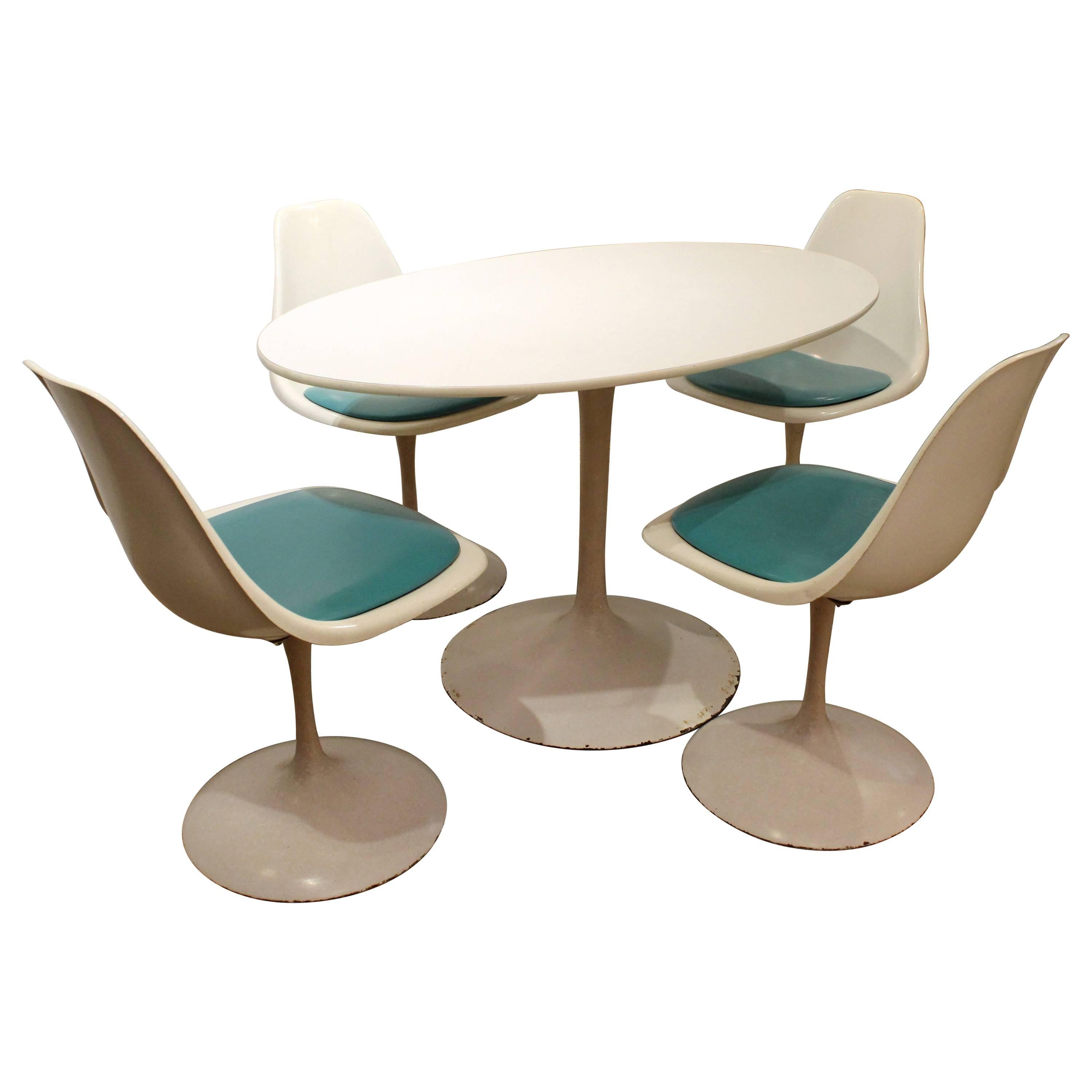 Mid-Century Modern Set of Five Saarinen-Style Tulip Dining Chairs and Table