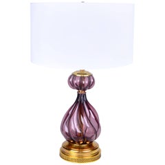 Lampada da tavolo italiana in vetro artistico soffiato viola e ottone, metà del secolo scorso.