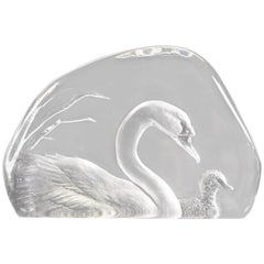 Crystal Swan with Chick, Made by Mats Jonasson in Sweden