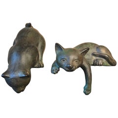 Japanische antike Katzen Paar Bronzen Hand gegossen mit ungewöhnlichen Pose