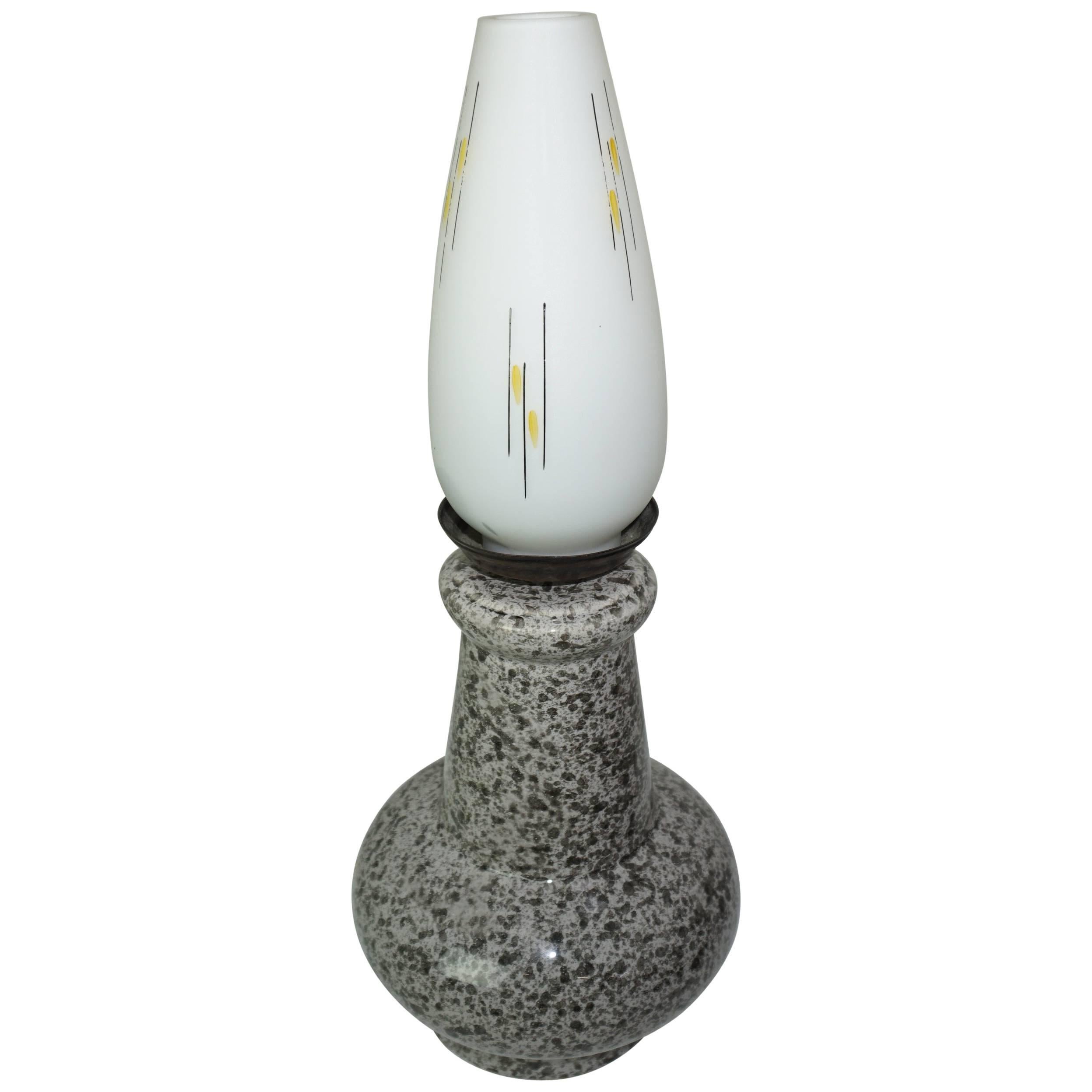 Lampe en céramique et opaline blanche des années 1950 en vente