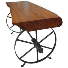 Table basse en bois massif et en fer de conception française de 1950