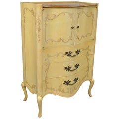Grande commode provinciale française de style Louis XV en noyer par John Widdicomb