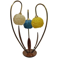 Mid-Century Modern Amorphous Drei-Way-Tischlampe aus Nussbaum und Messing mit Spaghetti