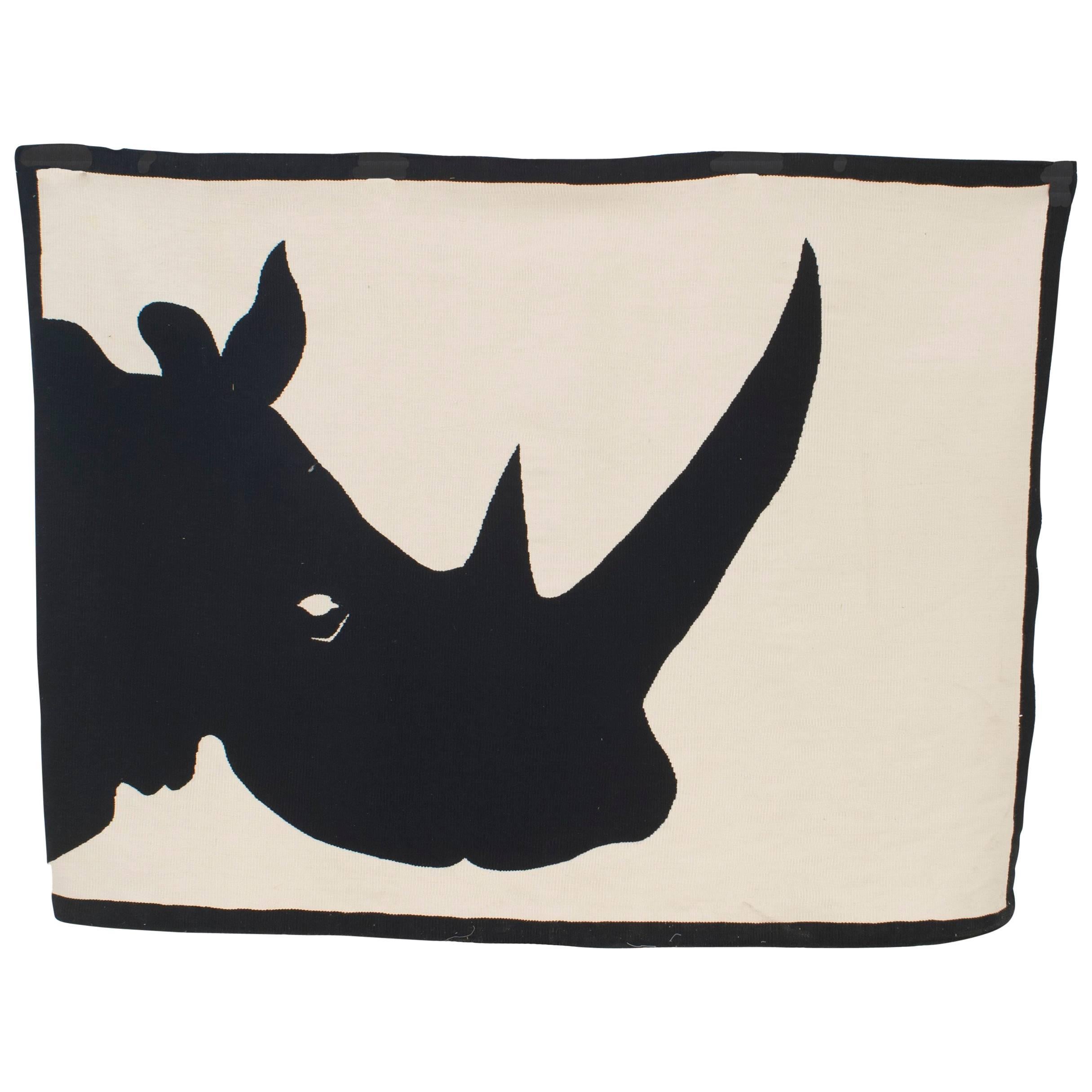 Zeitgenössischer schwarz-weißer Bradfield Rhino-Weiß-Wandteppich im Angebot