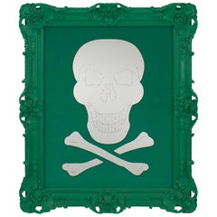 Espejo moderno Geoffrey Bradfield con marco de filigrana verde de calavera y tibias cruzadas