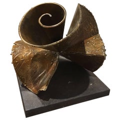 Abstrakte Bronzeskulptur „Lotus VII“ von Tristan Govignon