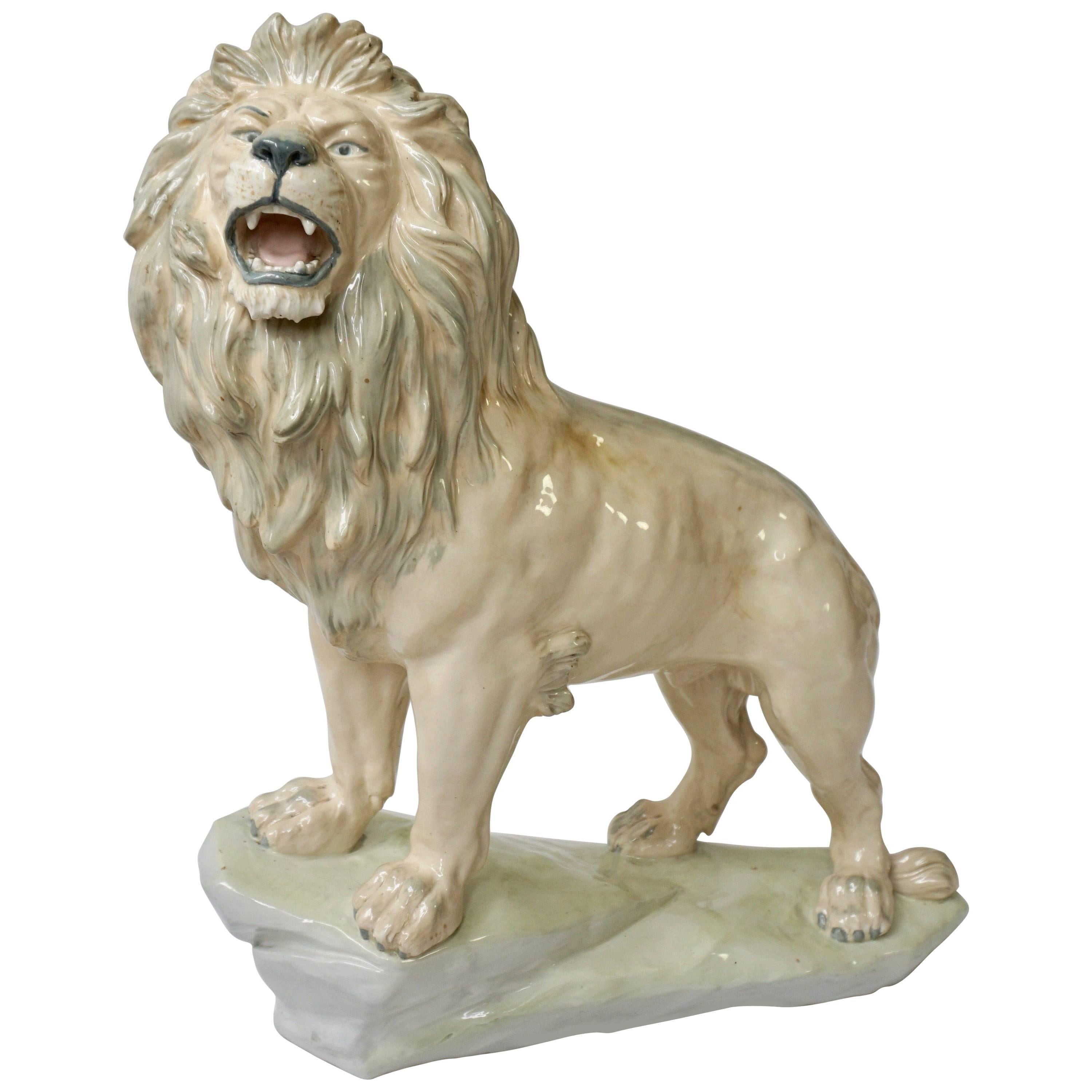 Grande sculpture de lion en poterie émaillée blanche en vente