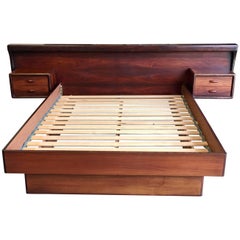 Lit Queen Size moderne danois en bois de rose avec tables de nuit flottantes