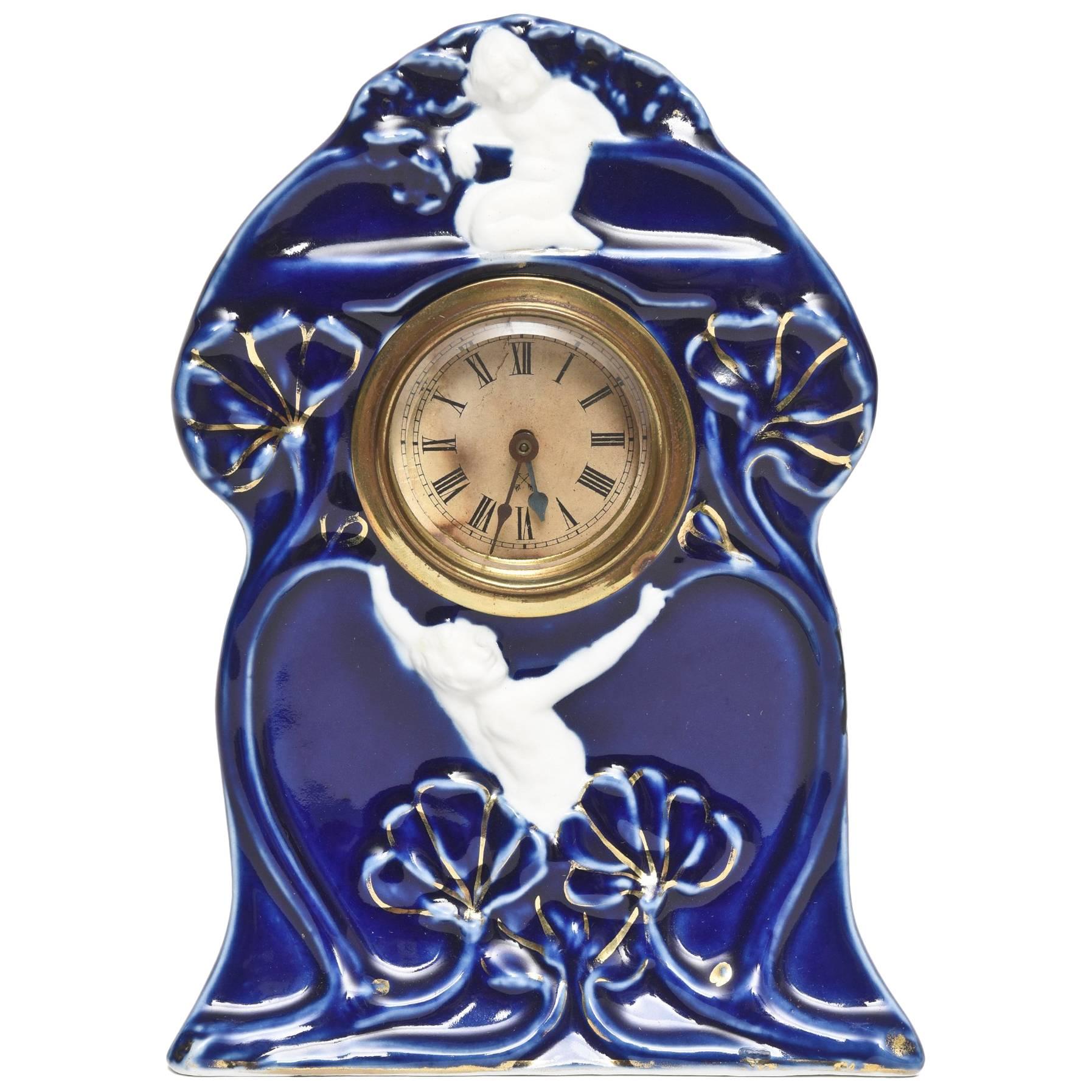 Horloge de bureau Art Nouveau en porcelaine dorée bleu colbalt avec figures blanches en vente