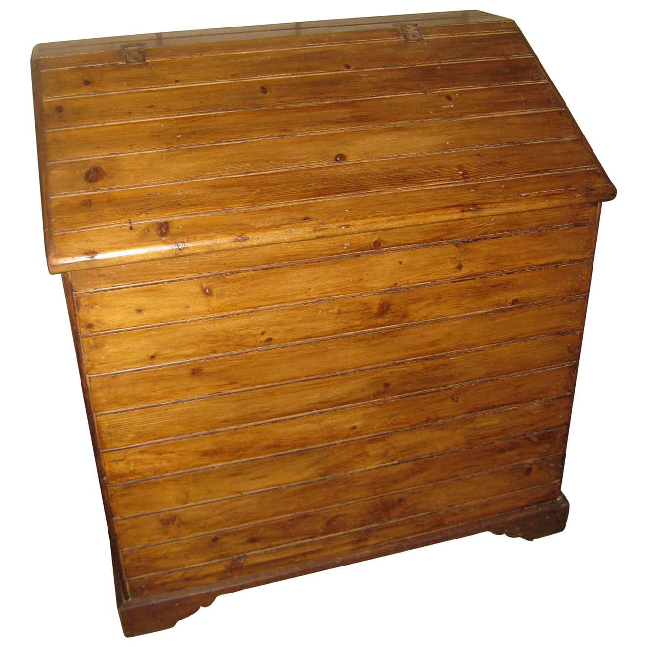 19th century Primitive Pine Slant-Top Wood Box For Sale at 1stDibs