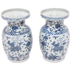 Coppia di vasi cinesi Qilin bianchi e blu, 1900 ca.