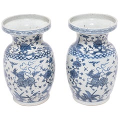 Paire de vases chinois Qilin bleus et blancs, vers 1900