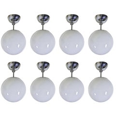 Ensemble de quatre lampes à suspension du milieu du siècle avec globes sphériques en verre dépoli