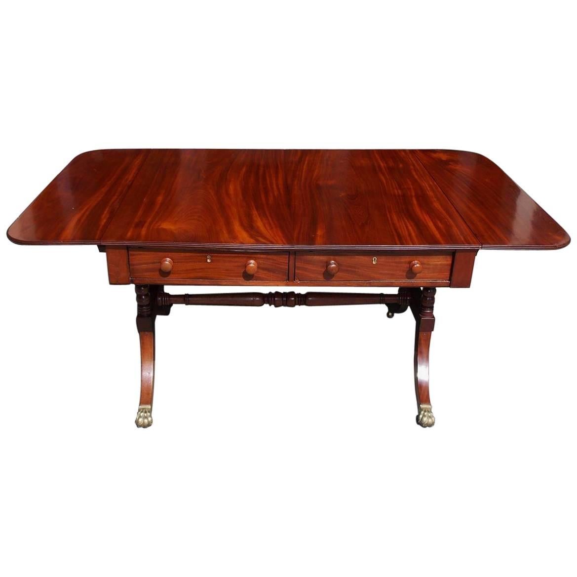 Tavolo da divano a foglie cadenti in mogano inglese con rotelle in ottone a zampa di leone, circa 1790 in vendita