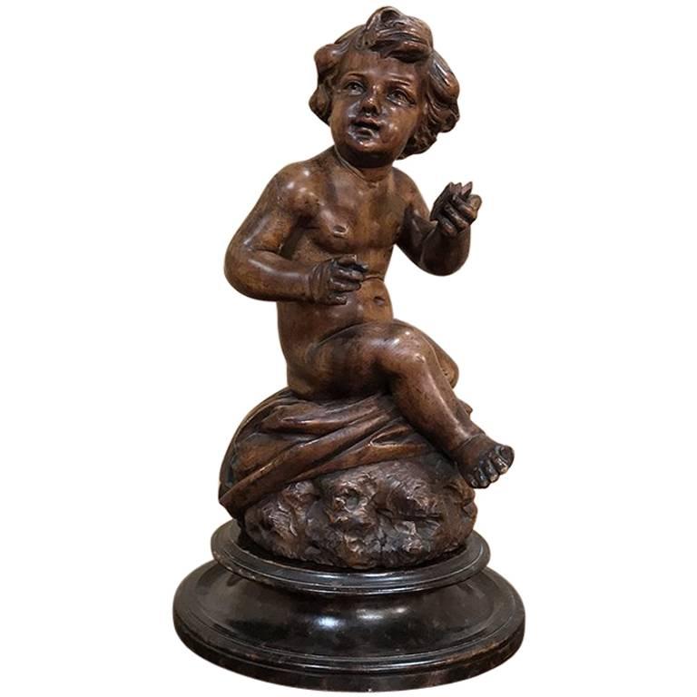 Handgeschnitzte Holzstatue eines kleinen Jungen aus dem 18. Jahrhundert im Angebot