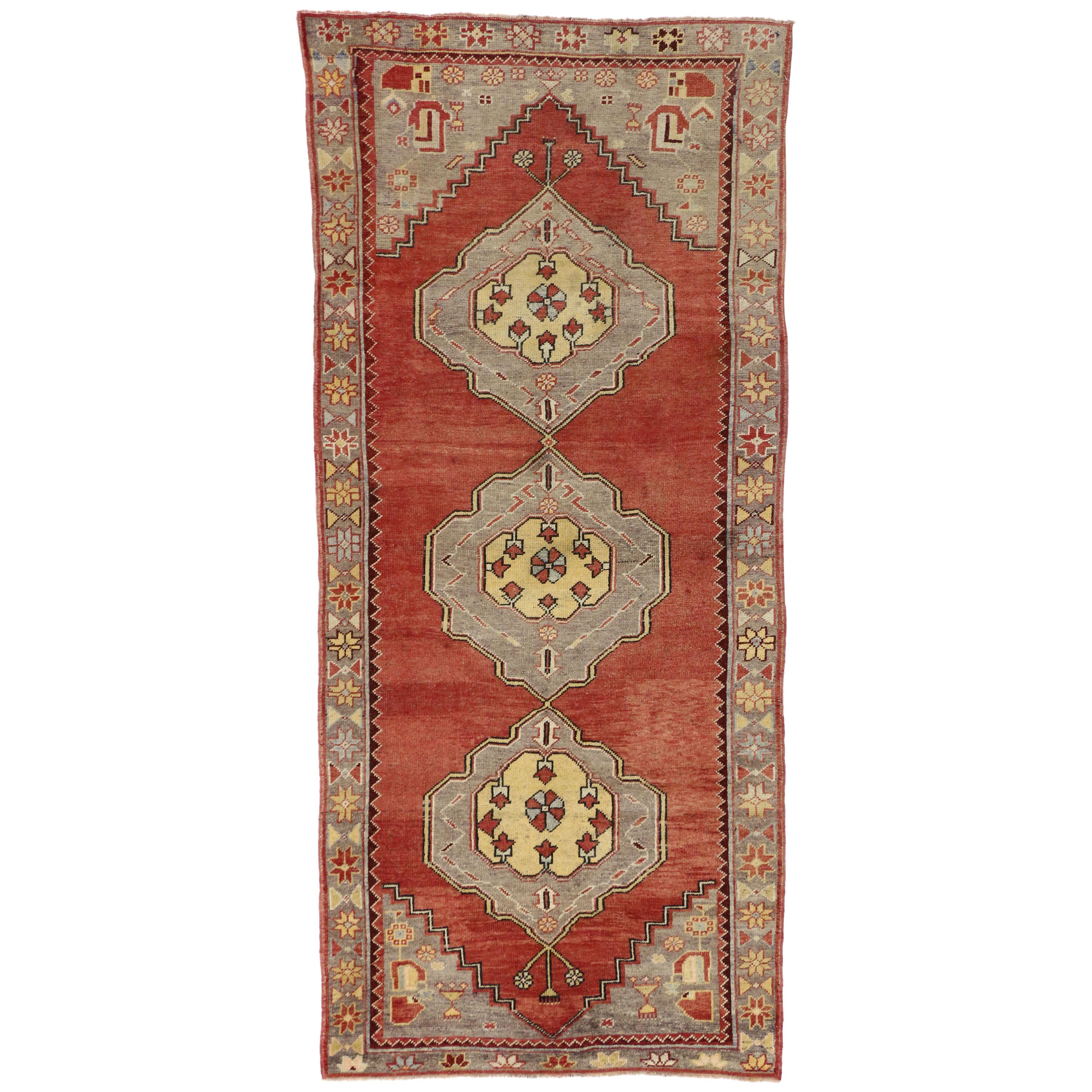 Tapis de couloir vintage turc Oushak avec style provincial français, large tapis de couloir