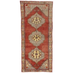 Tapis de couloir vintage turc Oushak avec style provincial français, large tapis de couloir