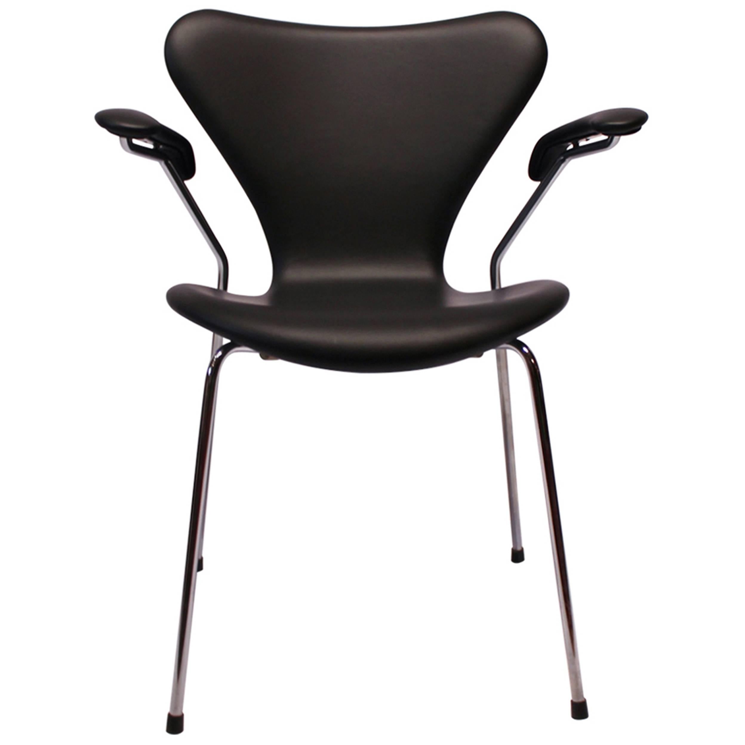 Chaise Seven, modèle 3207, avec accoudoir en cuir Classic noir par Arne Jacobsen
