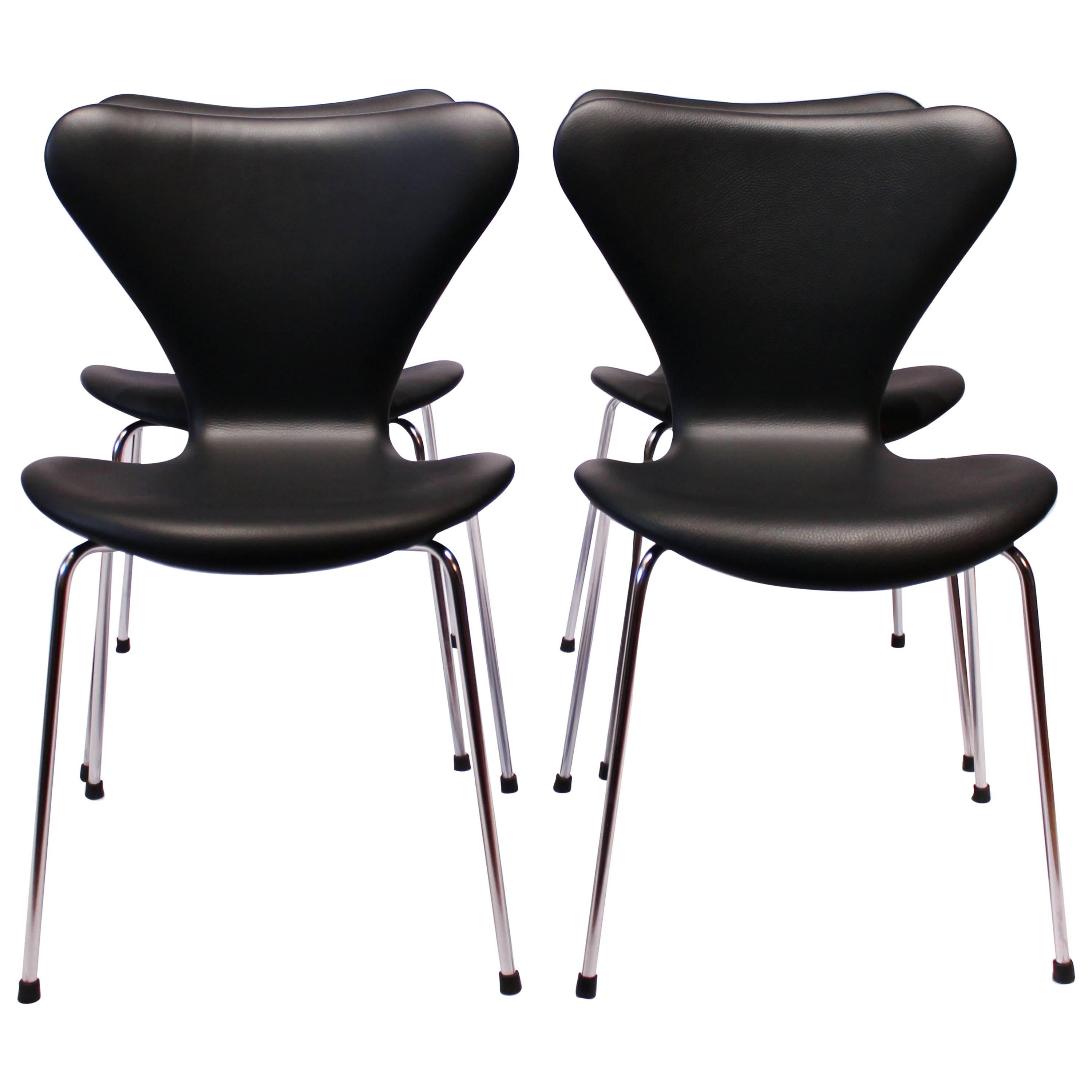 Four Seven Chairs Model 3107, in Black Leather by Arne Jacobsen and Fritz Hansen