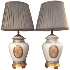 Belle paire de lampes classiques en porcelaine Mottahedeh