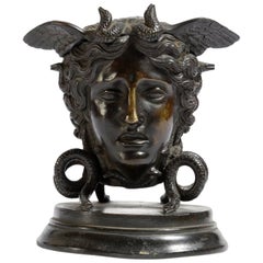 encrier néoclassique du 19ème siècle en bronze Tête de Méduse