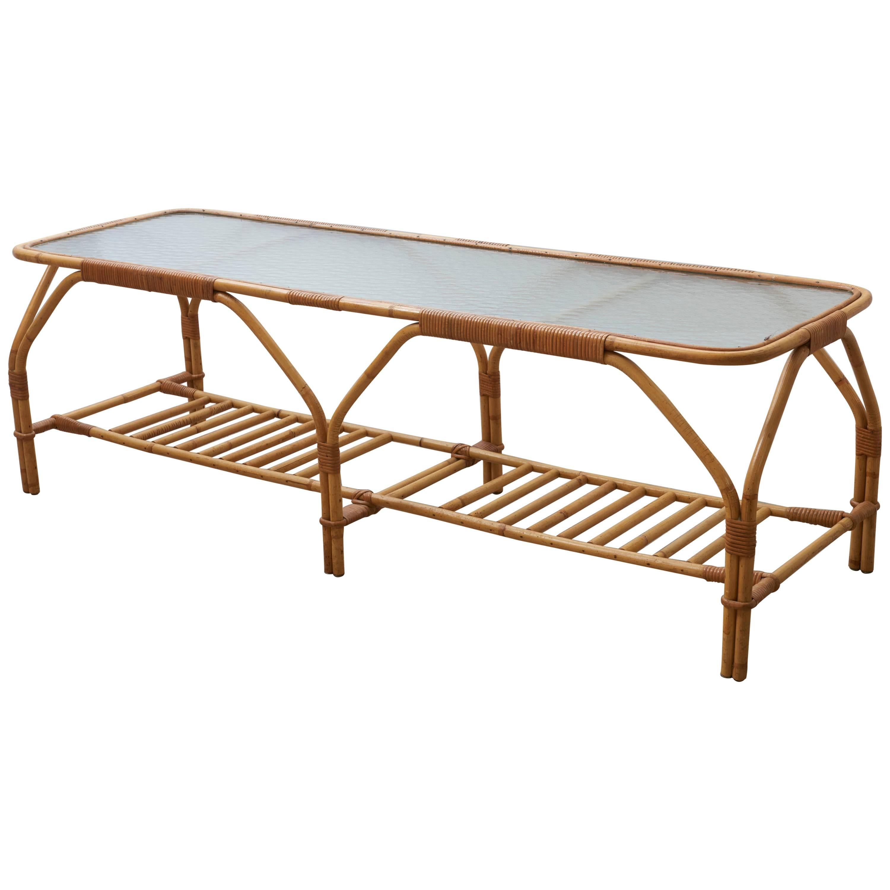 Table basse ou table d'appoint en bambou d'un style exceptionnel, attribuée par Viggo Boesen à E.V.A. Nissen & Co, années 1950. L'aspect naturel du bambou et du rotin donne à la table un effet décoratif organique dans votre intérieur.