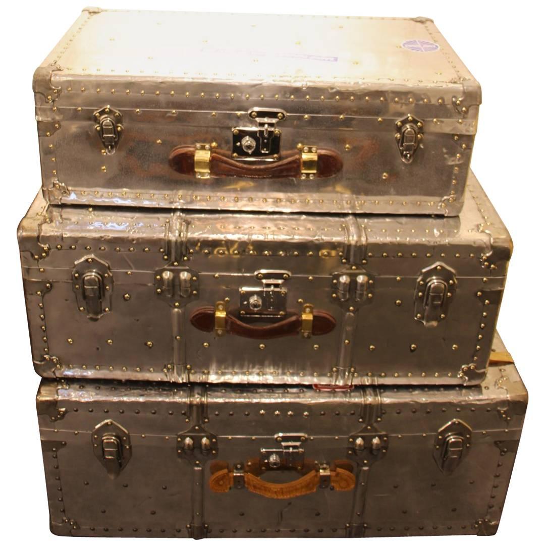 This polished aluminium cabin trunk is very unusual.
It is magnificent and mirror polished. Golden brass studs. Leather handles.
Its interior was relined in black velvet. It can be used for storage. It is clean and fresh.
It would be perfect as a