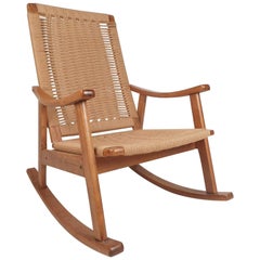 Fauteuil à bascule en corde de style danois du milieu du siècle dernier:: dans le style de Hans Wegner