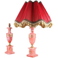 Paar Lampen aus rosa Onyx mit Goldbronze-Montierung und rosa Quasten mit roten Quastenschirmen