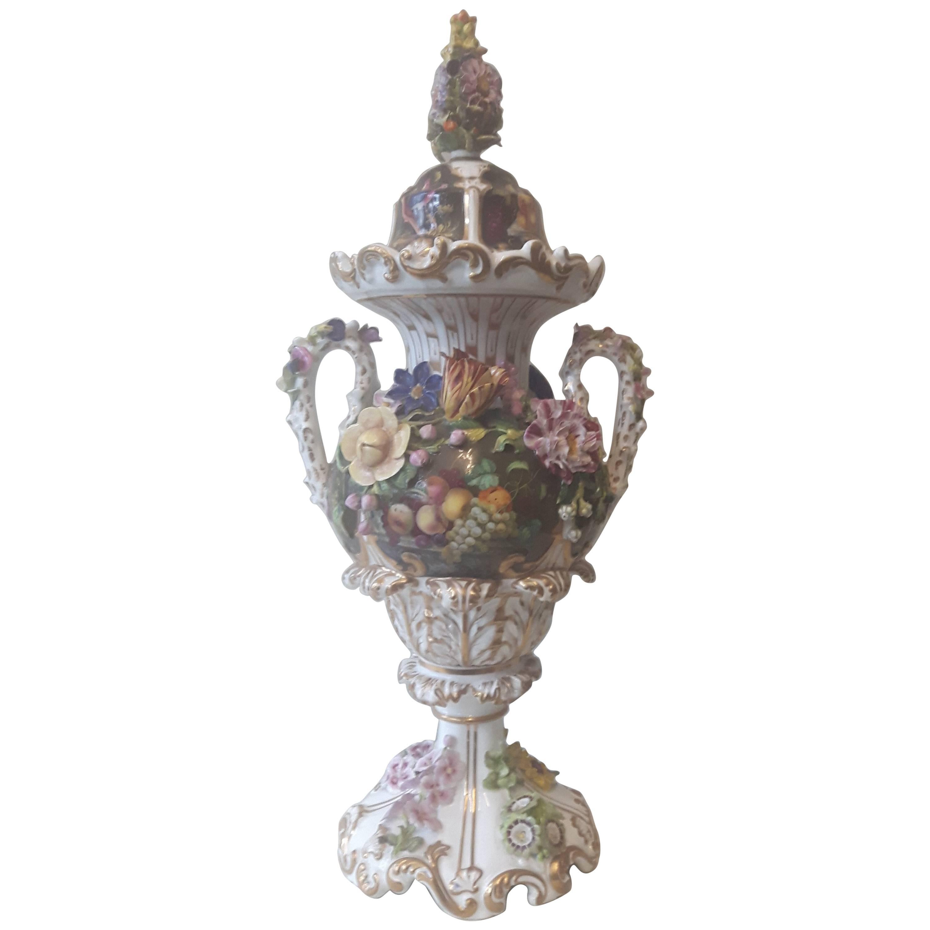 Grande vaso e coperchio incrostato di fiori del XIX secolo