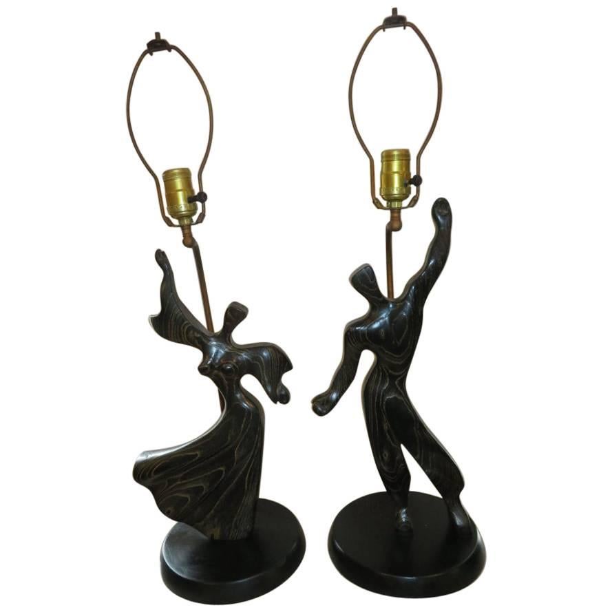 Jolie paire de lampes modernistes en chêne cérusé Heifetz représentant une danseuse masculine et une femme en vente