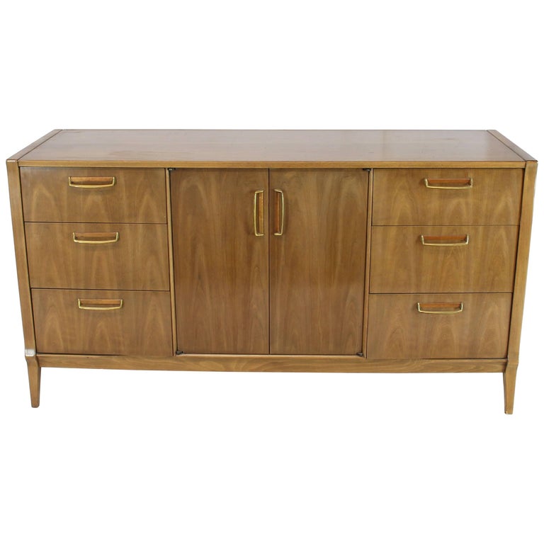 Mid-Century Modern credenza with Horn tone finish.
Nice solid brass pulls.
