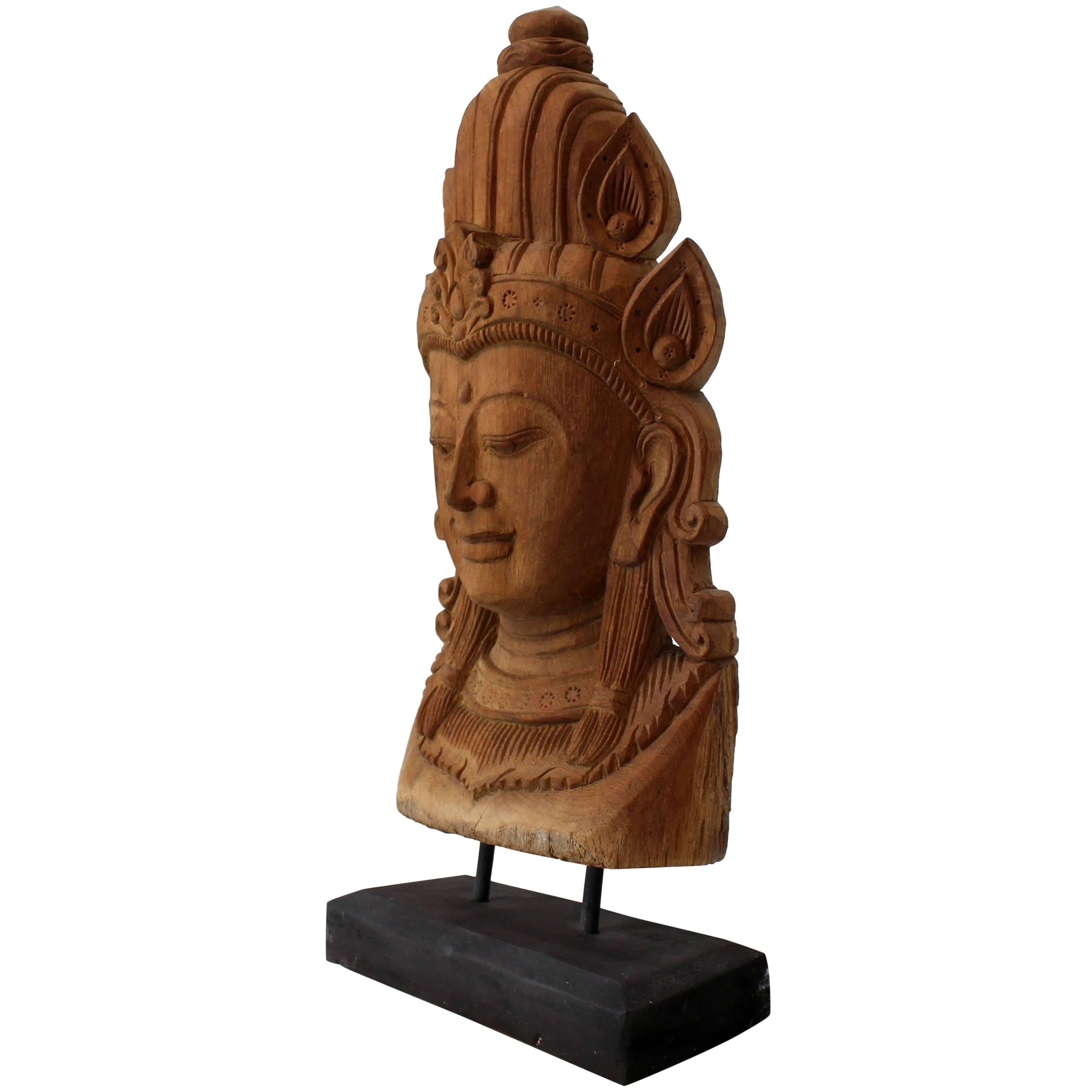 Masque en teck finement sculpté sur pied de sculpture de Bouddha