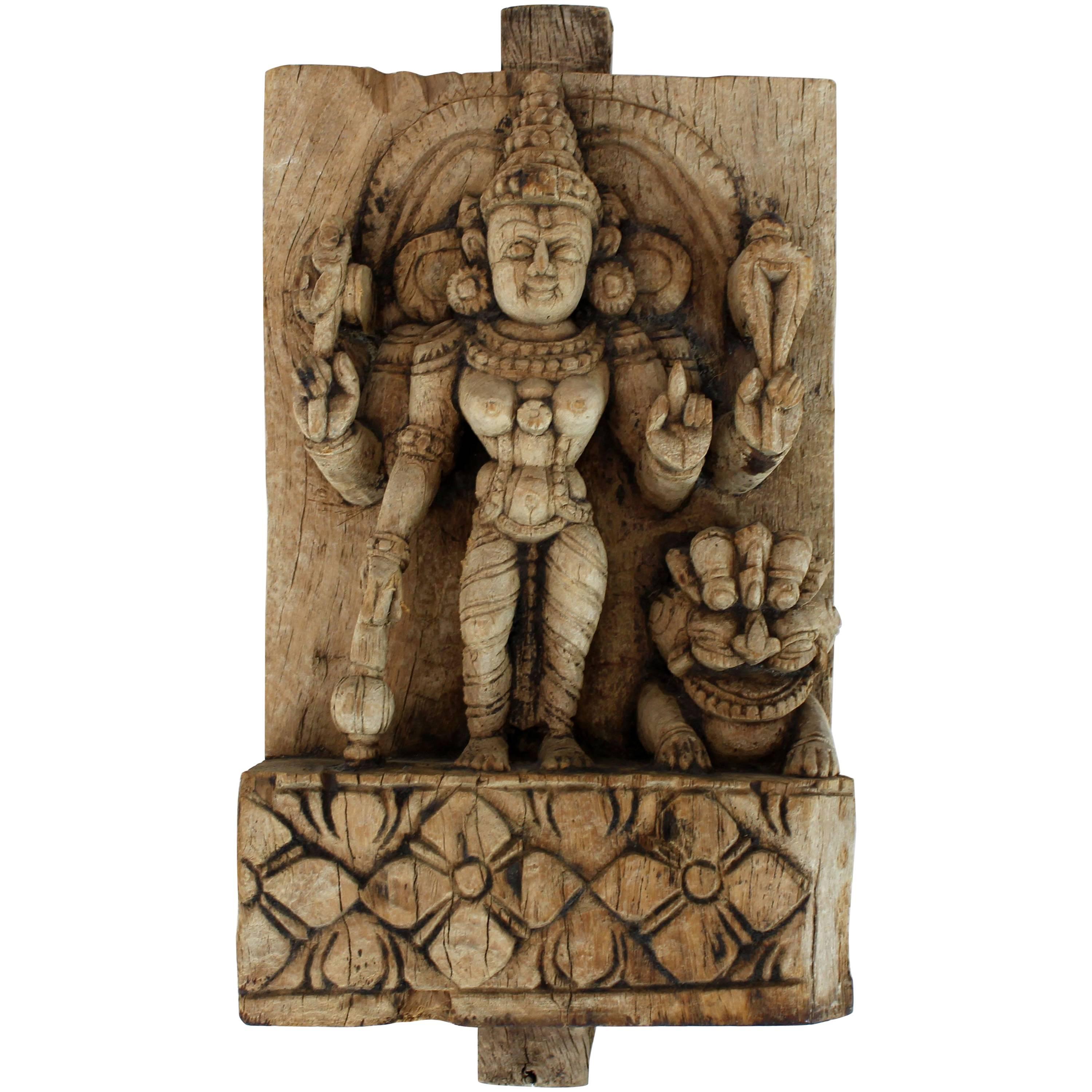 Schwer geschnitzte Plakette der alten indischen Göttin im Angebot