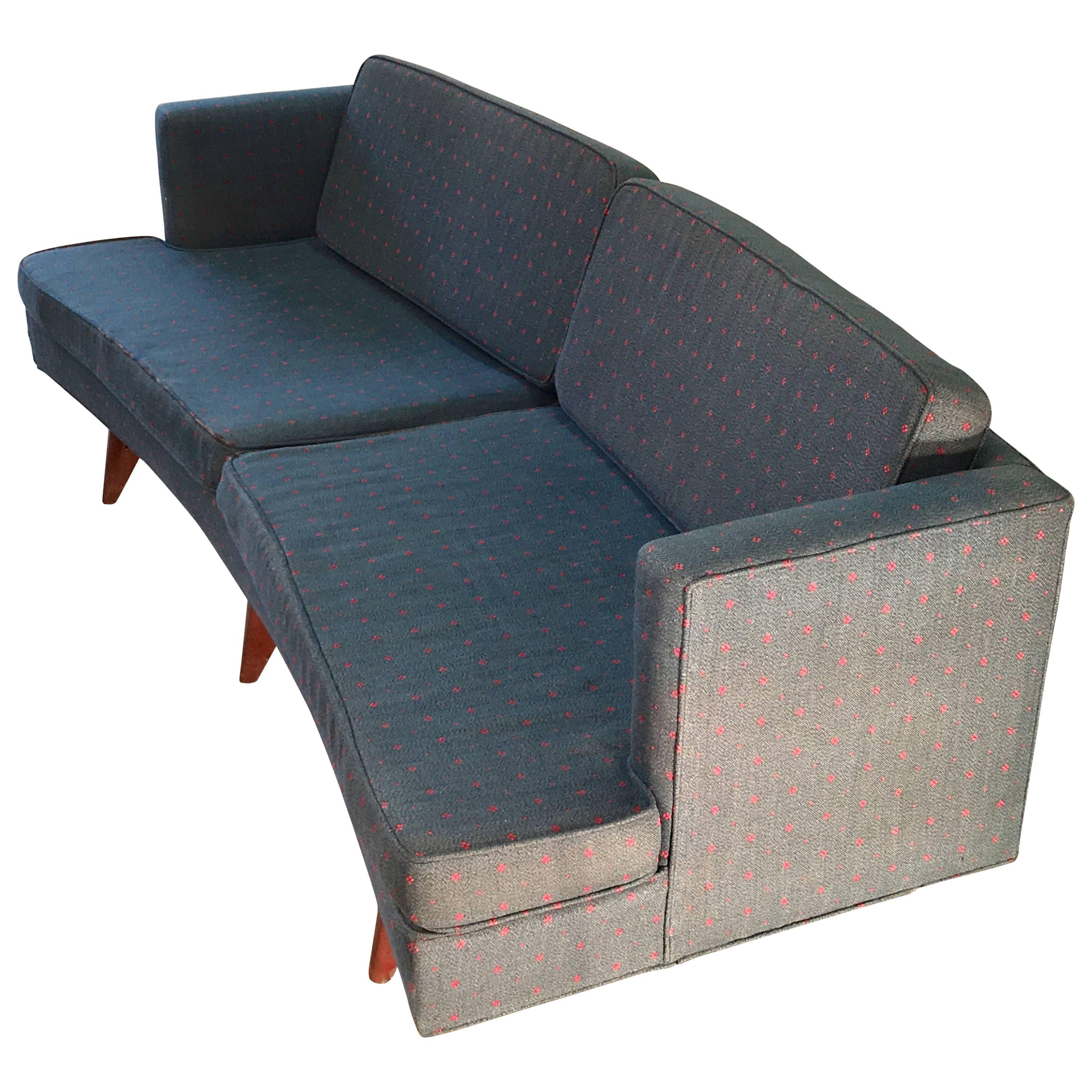 Gebogenes Sofa aus der Mitte des Jahrhunderts im Stil von Edward Wormley für die Neupolsterung im Angebot